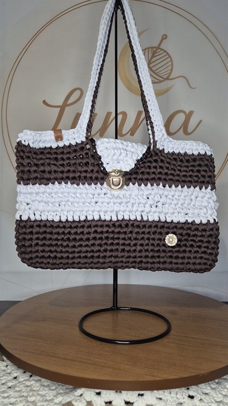 Bolsa Classica Marrom e Branca — bolsa de crochê feita à mão, cor marrom e branca