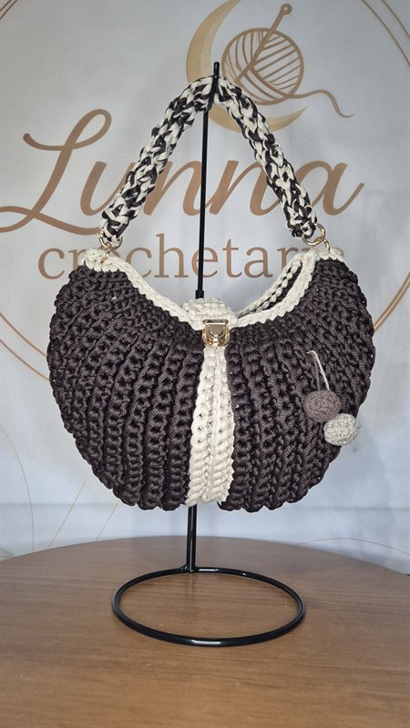 Bolsa Lunna G Marrom e Creme — bolsa de crochê feita à mão, cor marrom e creme