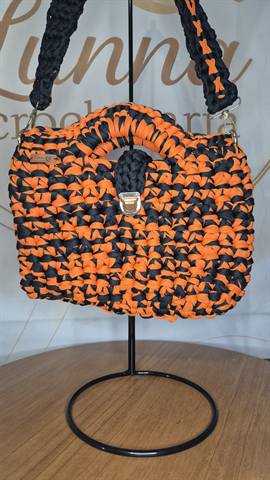 Bolsa Malinha Laranja e Preta em crochê feita à mão