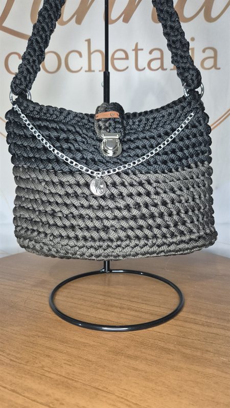 Bolsa Malinha M Preta e Cinza — bolsa de crochê feita à mão, cor preta e cinza