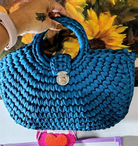 Bolsa Meia Lua Malha Azul Turqueza em crochê feita à mão