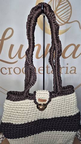 Bolsa sacola de crochê em listras marrom e bege, feita à mão