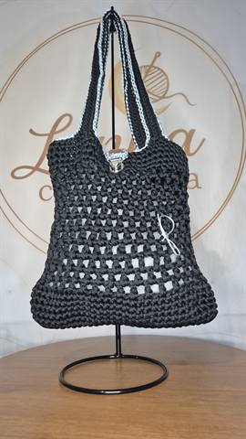 Bolsa Vazada Preta em crochê feita à mão