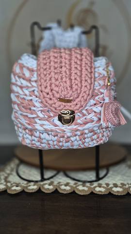 Mochila Lunna Rosa em crochê feita à mão